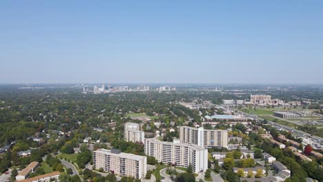 volando con un dron sobre un soleado barrio londinense con edificios de apartamentos a la vista