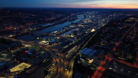 tráfico y afueras de pittsburgh pa en la noche