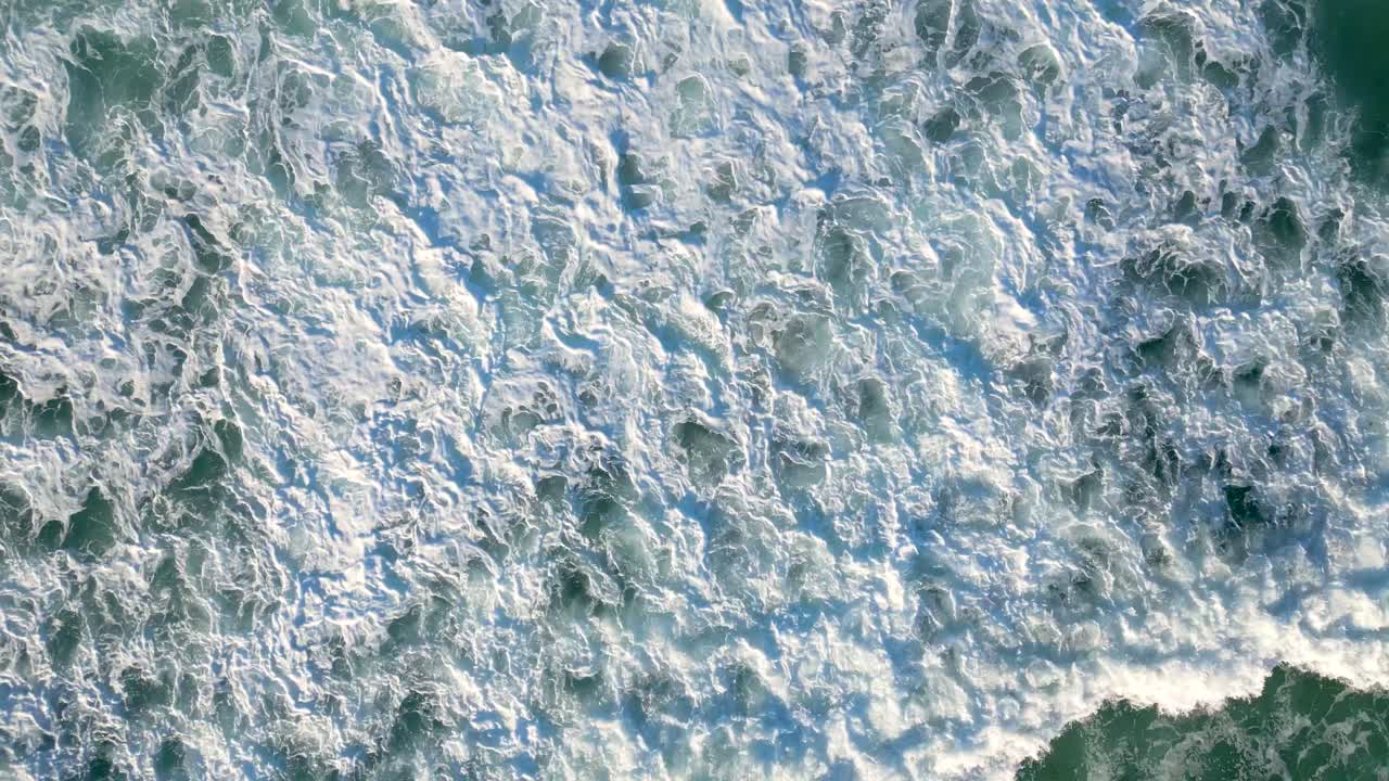 여름에 오스트레일리아 동부 해안의 파도를 내려다보며