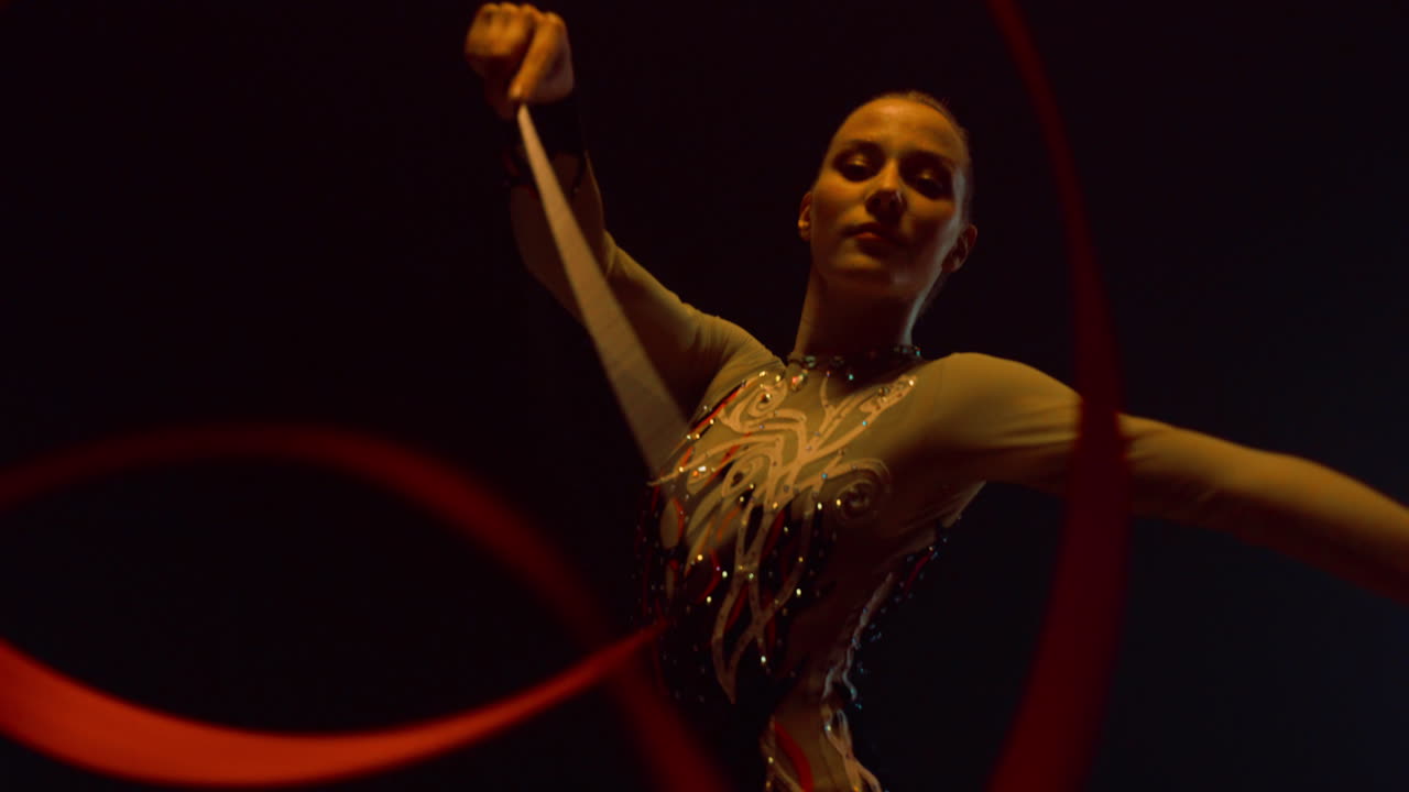 체조 리본을 하는 우아한 소녀. 리 ⁇  체조 선수 훈련 내부