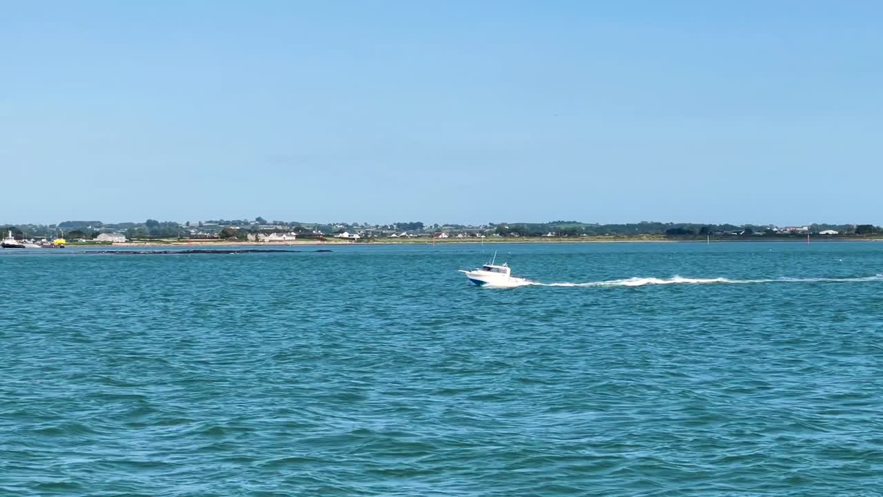 하 ⁇  스피드보트가 북아일랜드의 웅장한 모른 산맥에 둘러싸인 구름이 가득한  ⁇ 은 날의 놀라운 아름다움 속에서 항해하고 있습니다.
