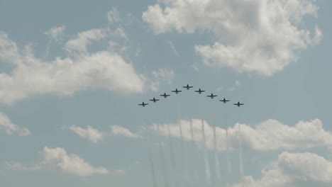 aves de nieve aviones de acrobacia volando bajo en formación sobre el bote de rescate