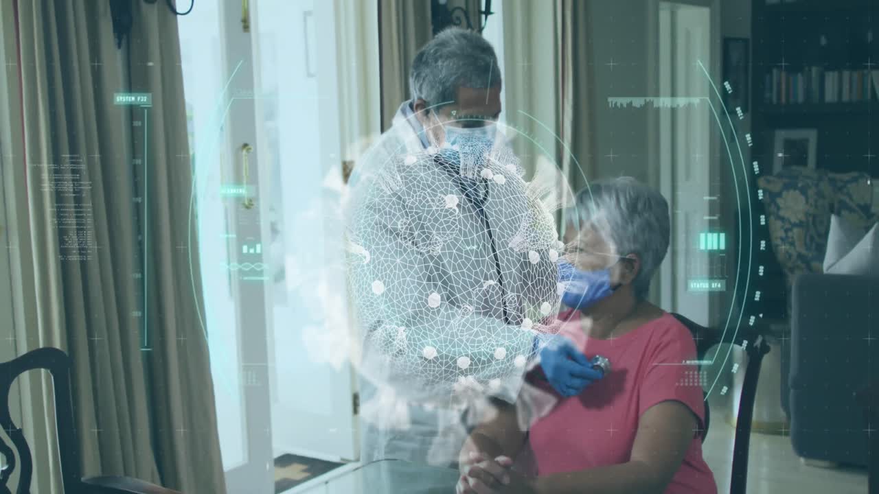 animación de la célula de covid-19 y procesamiento de datos sobre una mujer mayor que está siendo examinada con una máscara facial