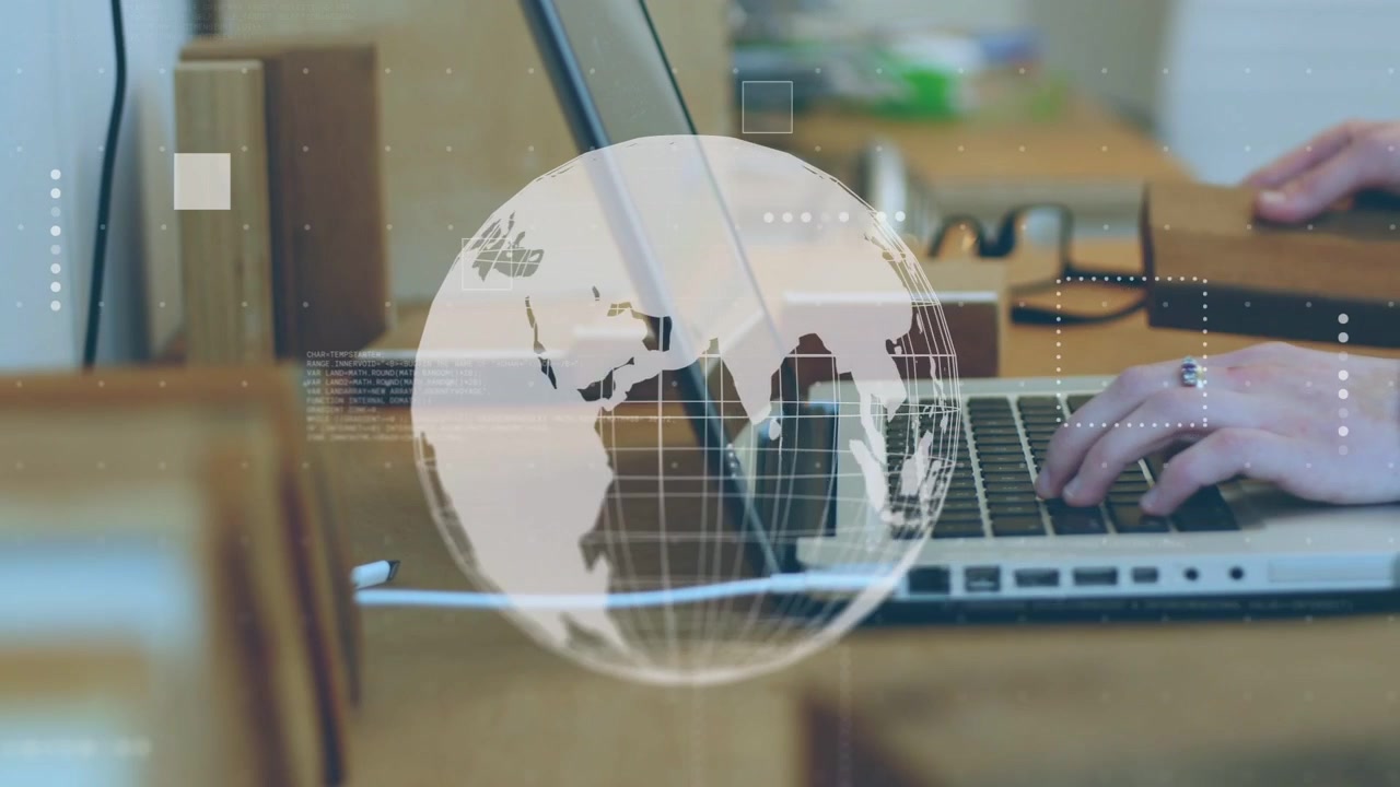 Mani che si librano e premono i tasti, digitando sul laptop mentre un globo ruota e l'HUD si modifica per lavoro