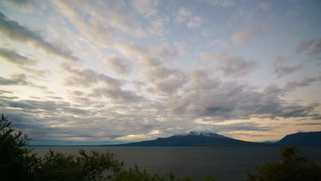 Filmischer-Zeitraffer-Des-Vulkans-Osorno-Vom-Llanquihue-See-Aus