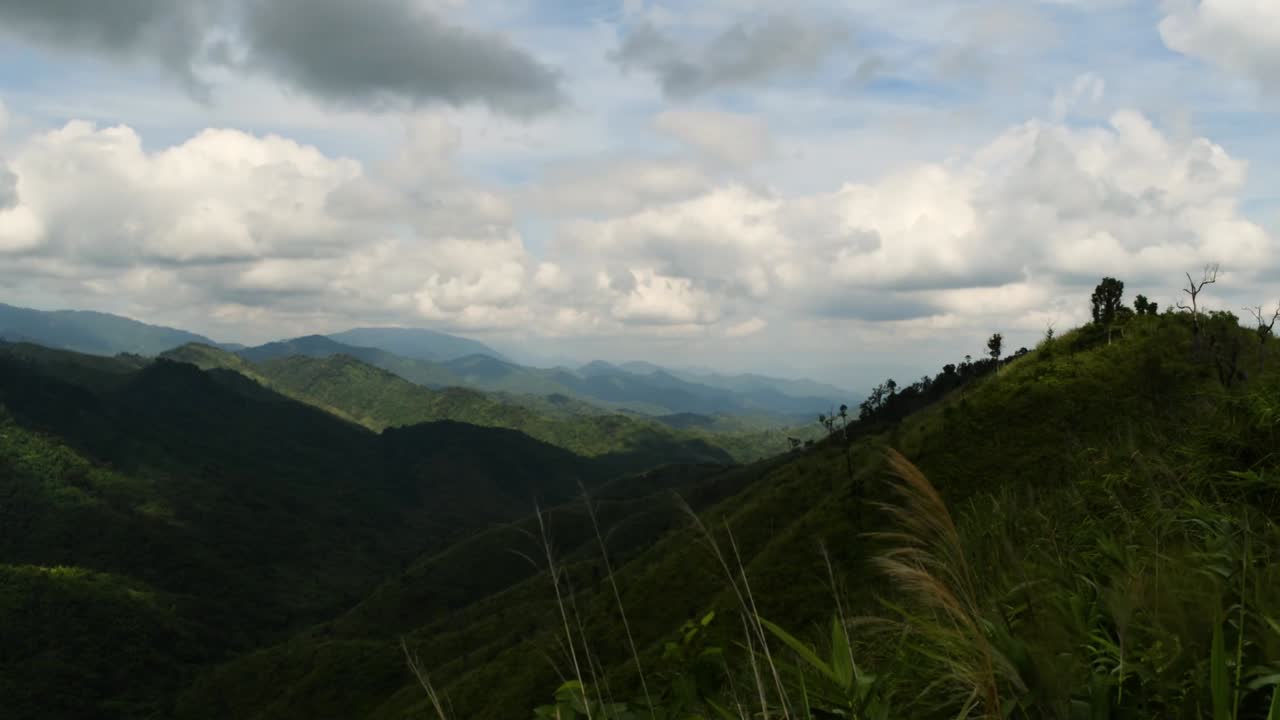 구름이 움직이고 산에 그림자를 드리우는 것은 태국 북쪽에 있는 매 웡 국립공원의 높은 산등성이 중 하나에서 찍은 시간 경과입니다.