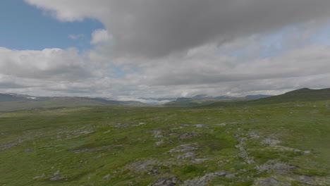 Parque-Nacional-De-La-Meseta-Montañosa-De-Hardangervidda-Con-Césped-Y-Superficie-Rocosa,-Aéreo