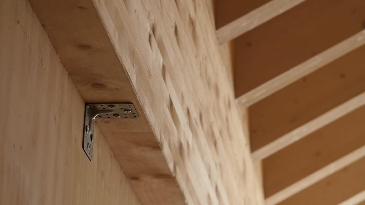 detalle de un soporte de montaje en una pared de madera de una casa nueva en construcción