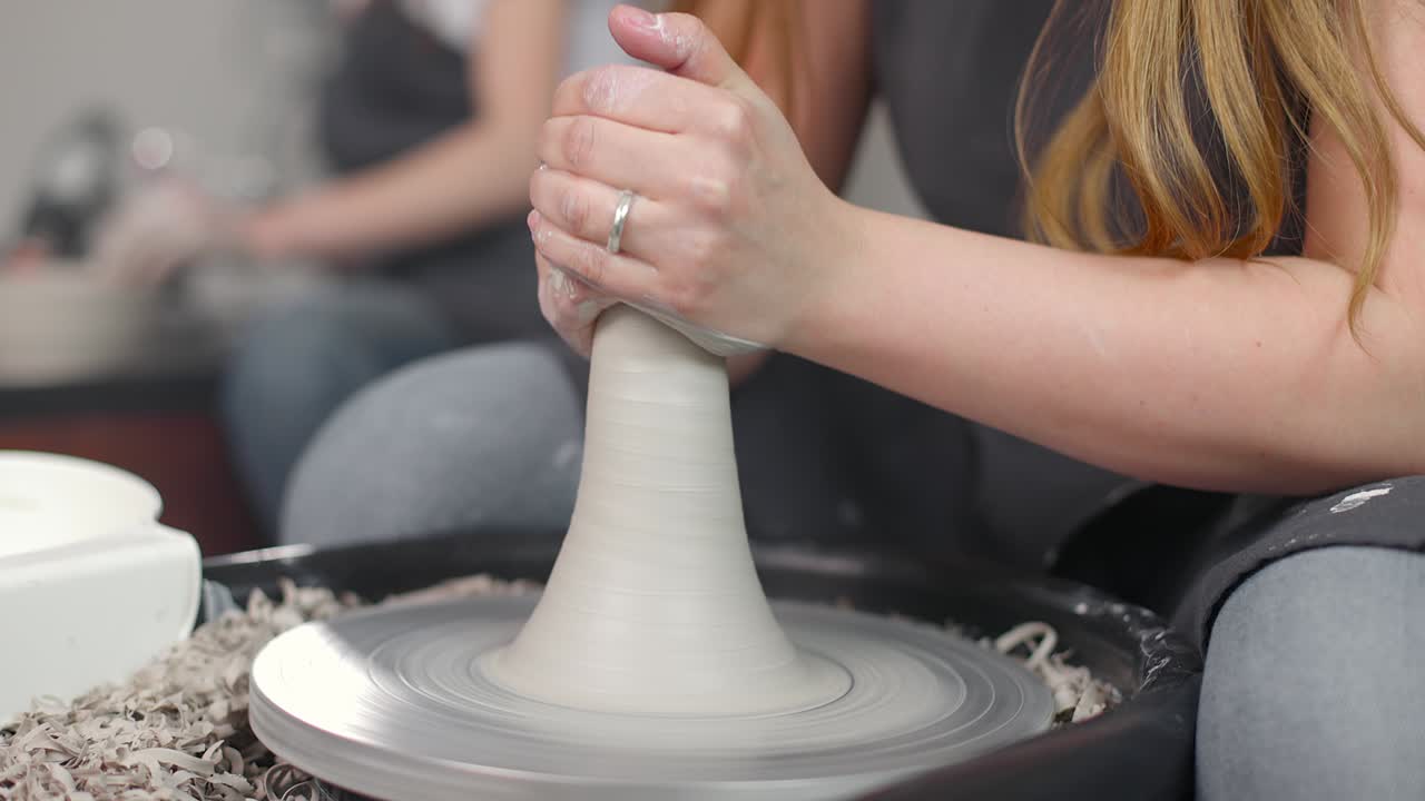 도자기의 바를 는 도자기의 손, 점토의 그을 형성하는 손의 클로즈업.