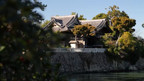 Wunderschöner-Alter-Japanischer-Schrein,-Umgeben-Von-Bäumen-An-Einem-Ruhigen-Tag