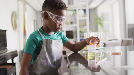 Video-De-Niño-Afroamericano-Haciendo-Experimentos-En-Casa