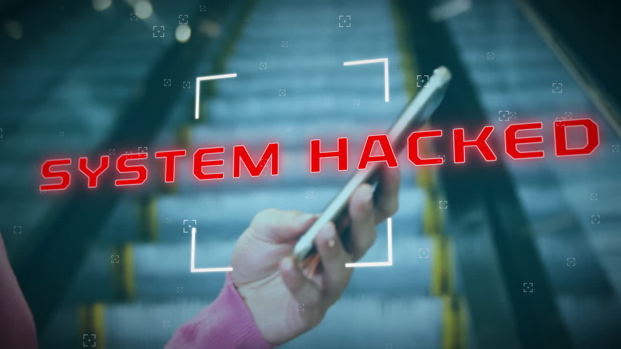 스마트폰을 사용하는 백인 여성에 대한 시스템 해킹 텍스트 및 데이터 처리의 애니메이션