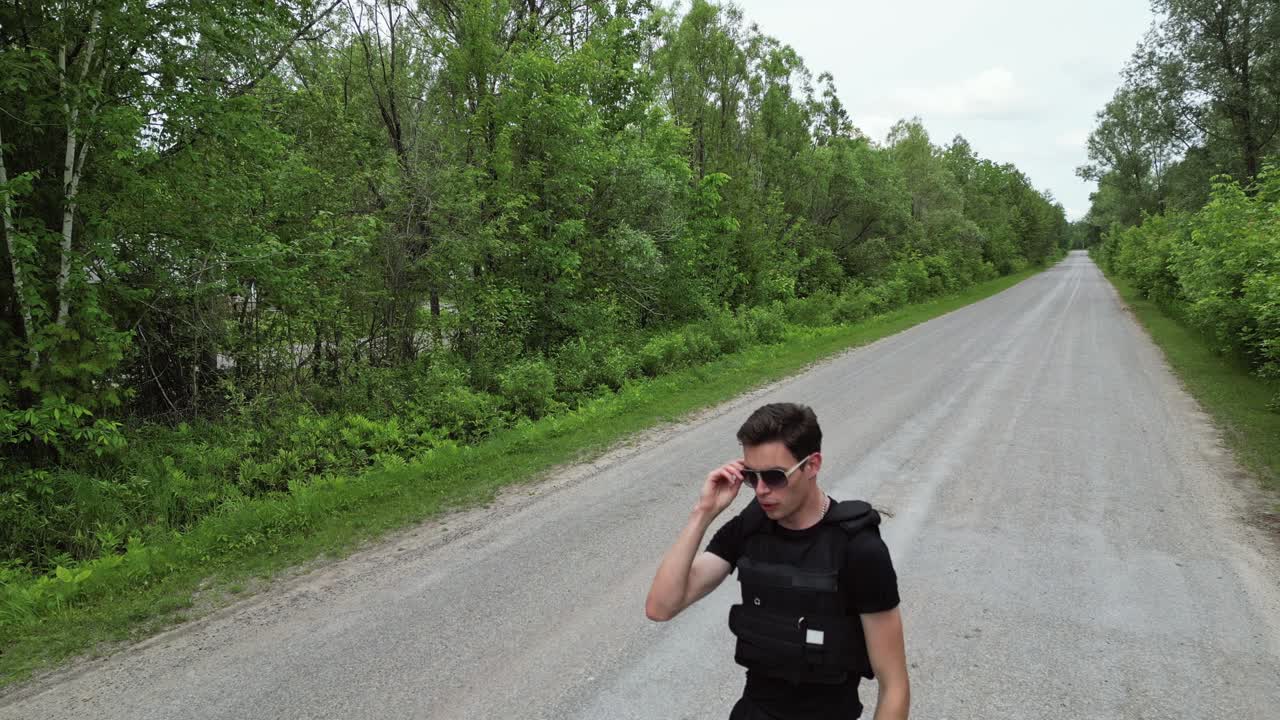 Uomo sportivo attivo che corre su una strada di campagna.