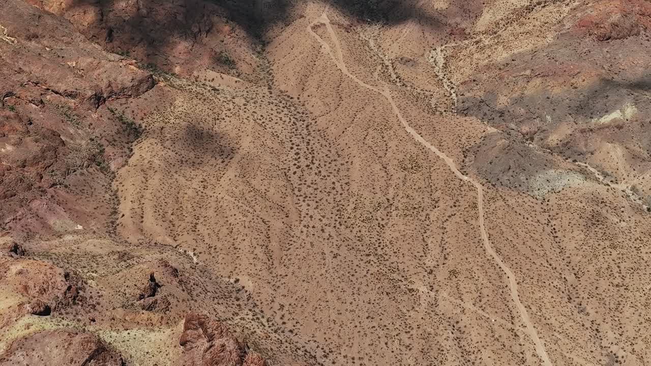 La vista aerea mostra un paesaggio arido negli USA con sentieri e modelli sul terreno