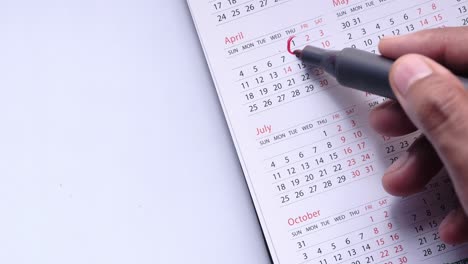 persona que marca la fecha en el calendario