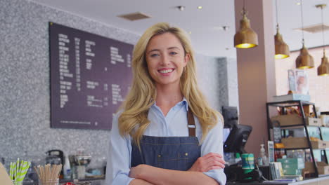 Retrato-De-Una-Mujer-Propietaria-O-Trabajadora-Sonriente-En-Una-Cafetería