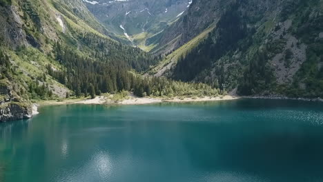 Viaje-Suave-En-El-Lago-Lauvitel-En-Los-Alpes-Franceses