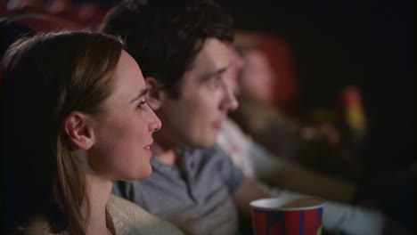 gente en el auditorio viendo películas. jóvenes alegres en el cine