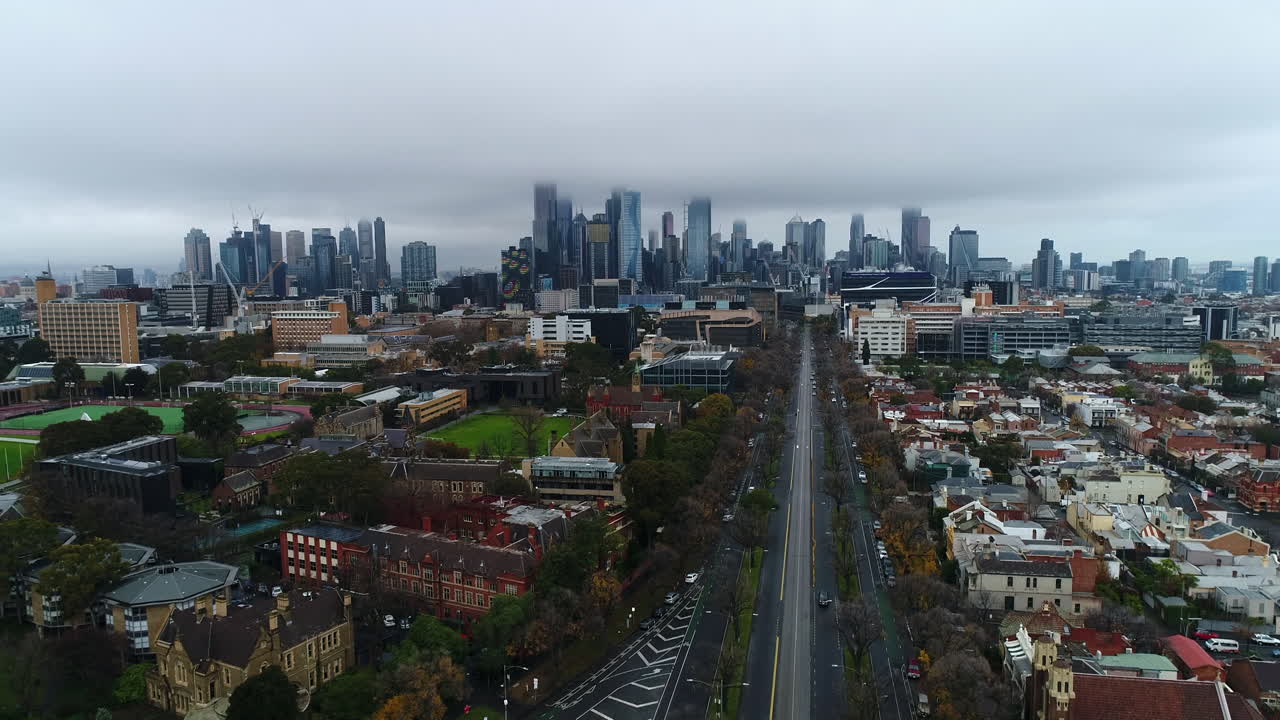 Splendida Melbourne in un giorno di pioggia con drone, inverno