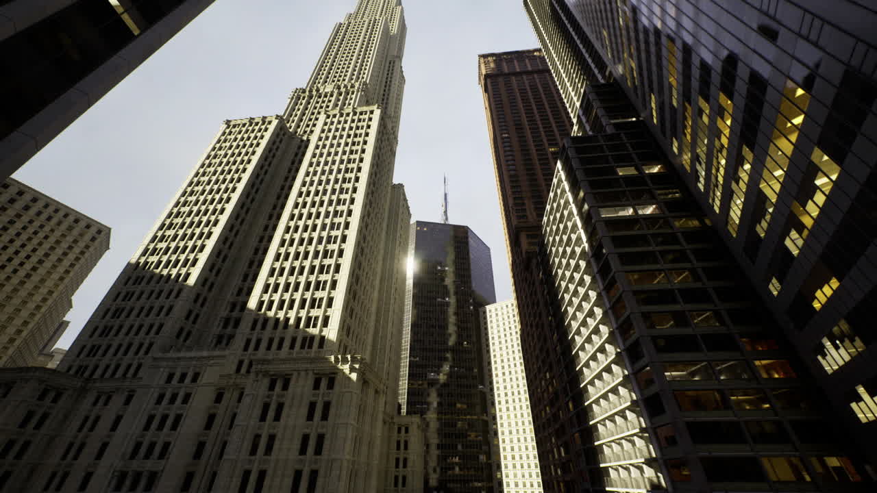 Reflexos cintilantes realçam padrões arquitetônicos urbanos