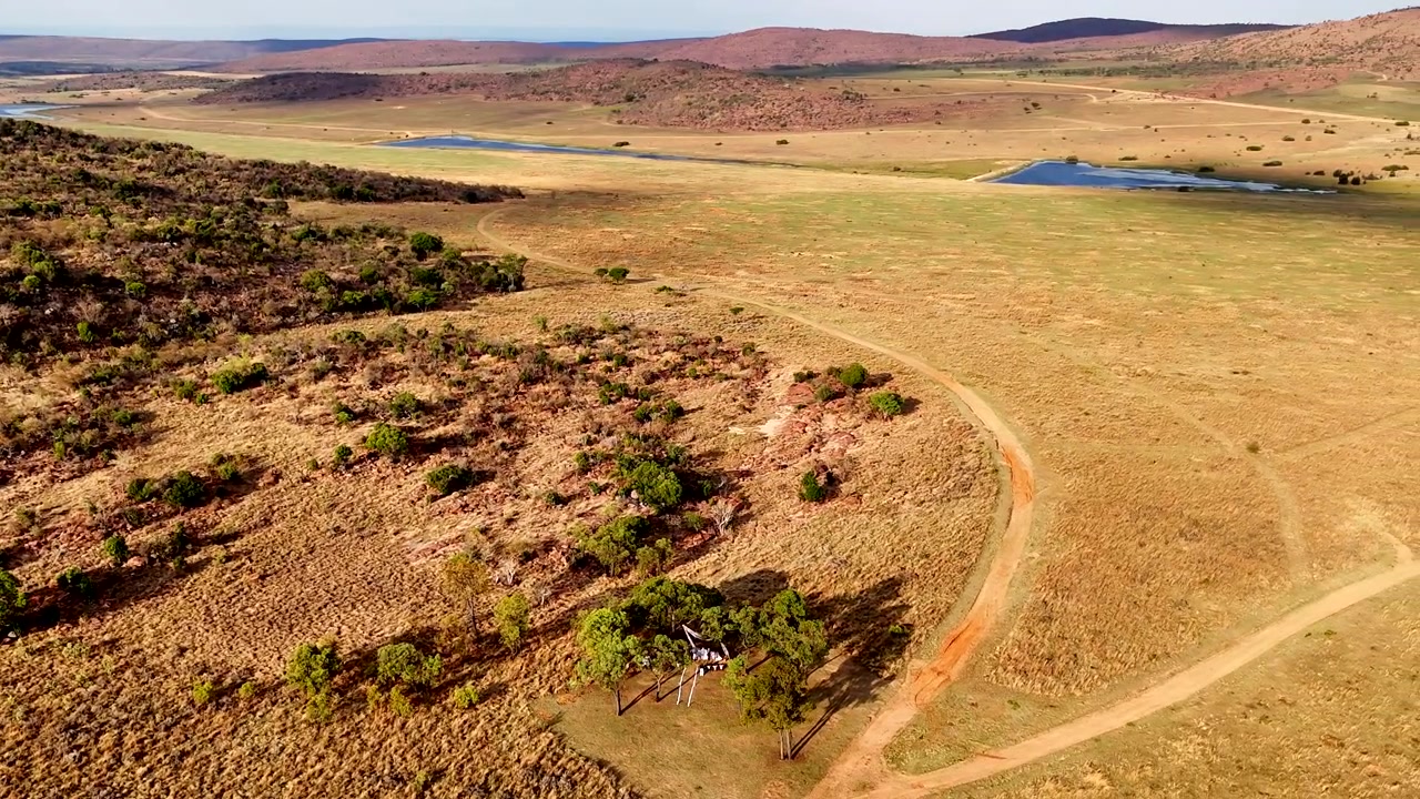 Matrimonio all'aperto nella natura, celebrazione in una zona selvaggia remota, vista aerea.
