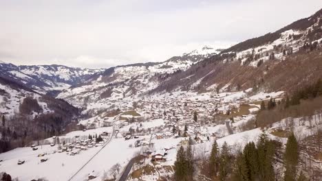 Empuje-En-Tiro-A-Un-Pueblo-En-El-Invierno