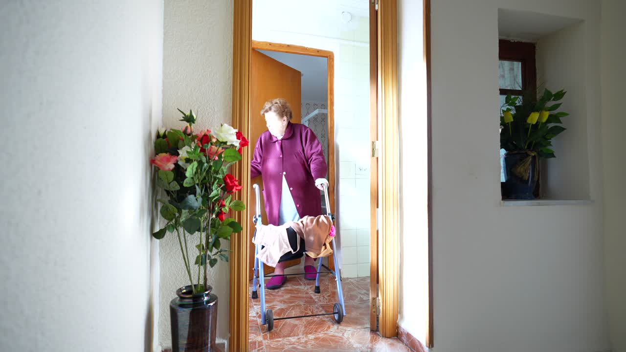 러가 도와주는 욕실에서 나오는 은 여자