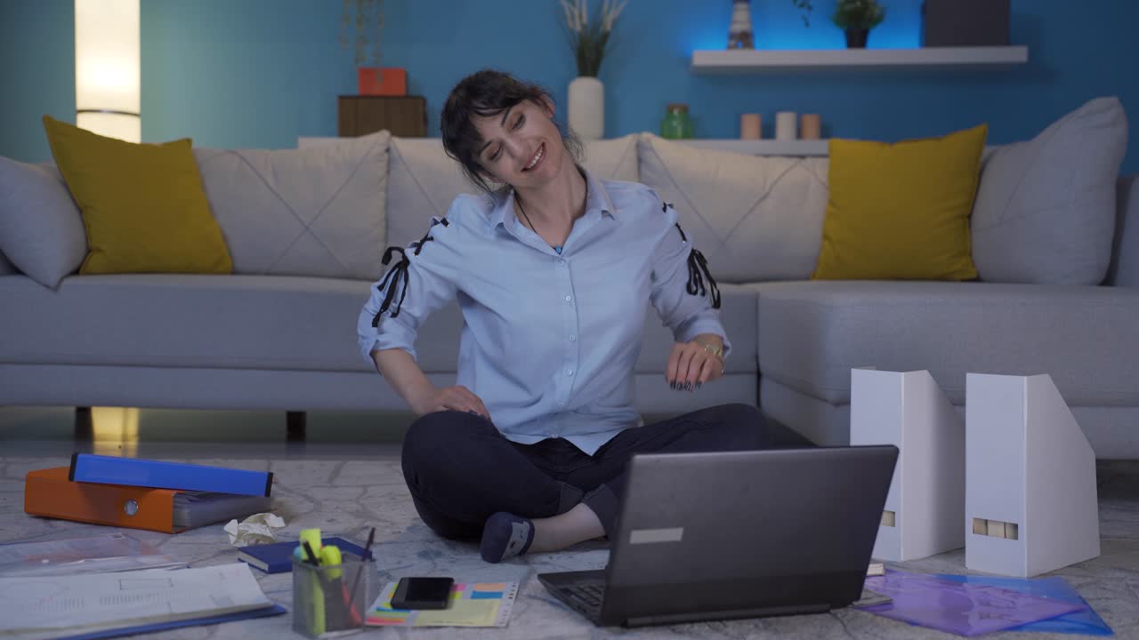 쾌활한 분위기의 홈 오피스 직원.