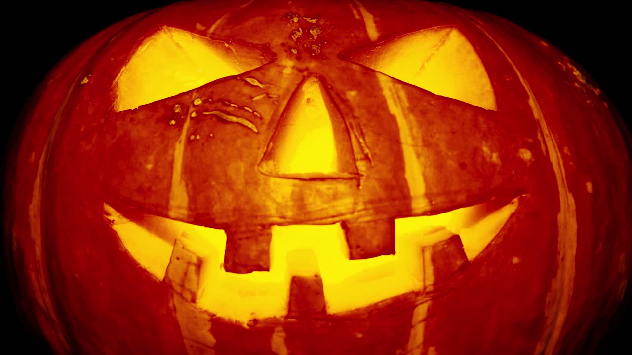 un viejo y aterrador jack-o-lantern sobre un fondo negro.