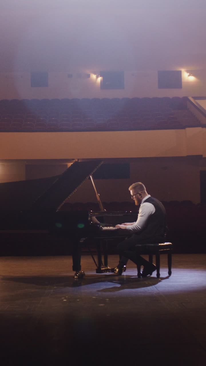 pianista actuando en el escenario