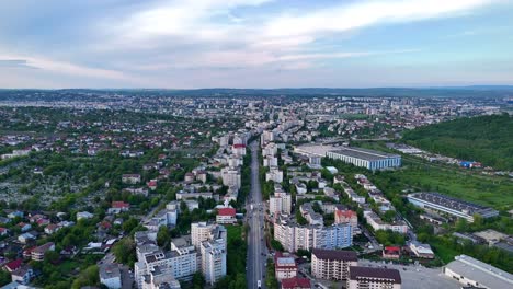 vista aérea capturada desde un avión no tripulado sobre la ciudad de iasi desde rumania con edificios, árboles y tráfico durante una tarde
