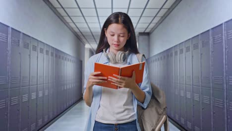 estudiante leyendo en el pasillo de la escuela