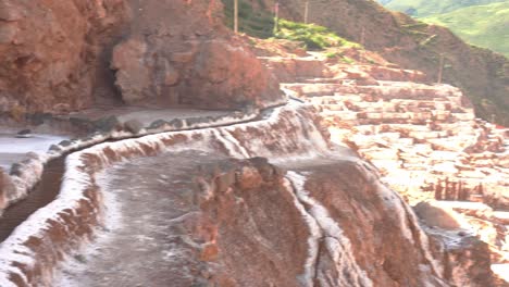 vista panorámica de los estanques de sal de maras en perú - drone aéreo