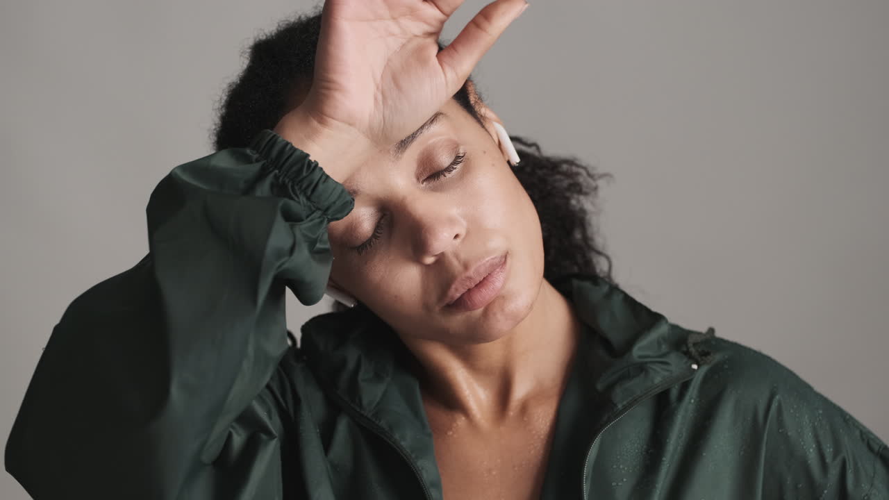 아프리카계 미국인 여성이 색 바탕에 미소 짓고 있습니다.