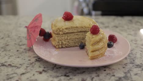 corte la torre de panqueques con una deliciosa guarnición de arándanos y frambuesas