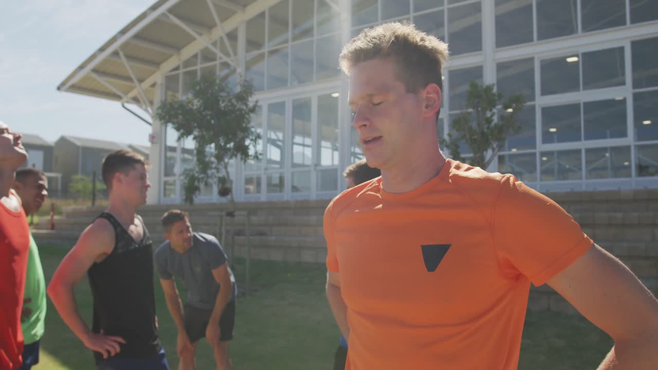 훈련 후 피곤 한 백인 남자 들