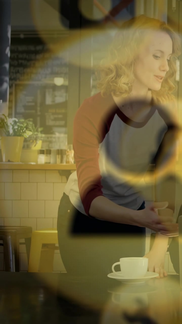 Video verticale: Barista che posiziona una tazza al POS, servendo l'ordine mentre un'overlay scorre attraverso l'inquadratura.