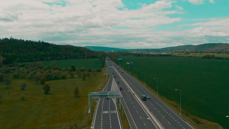 Luftaufnahme-Der-Kreuzung-Außerhalb-Von-Prag-Mit-Viadukten-Und-Kreuzungen-Mit-Verkehrssommer