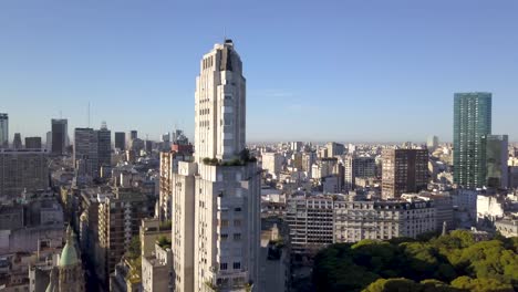 toma aérea del edificio kavanagh y el horizonte del distrito de retiro en buenos aires