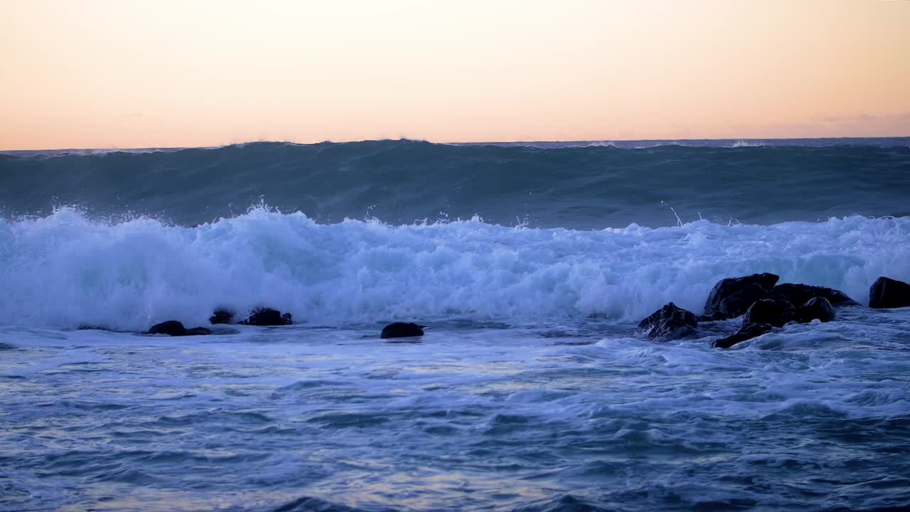 hawaii ola rompiendo rocas hora dorada cámara lenta 2