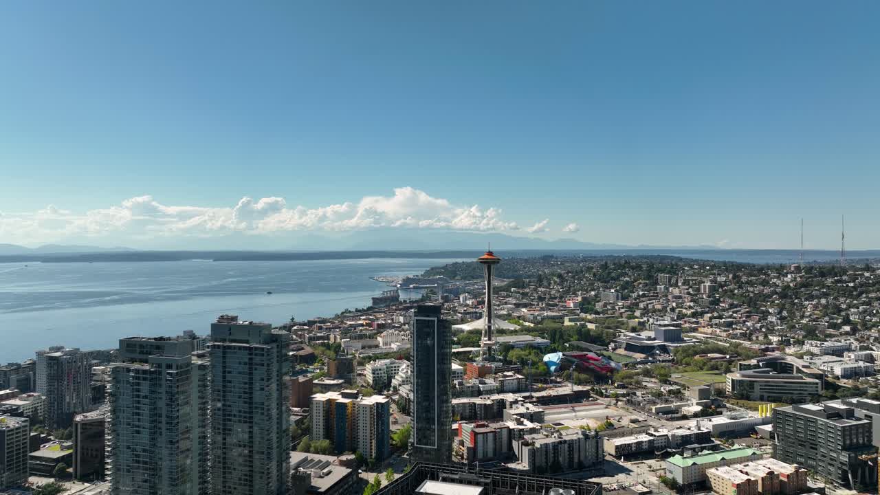 amplia vista aérea empujando hacia la aguja espacial de seattle en un cálido día de verano