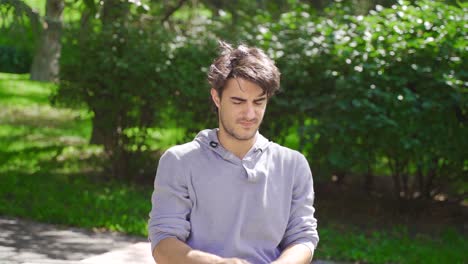 un joven discapacitado enojándose en cámara lenta.