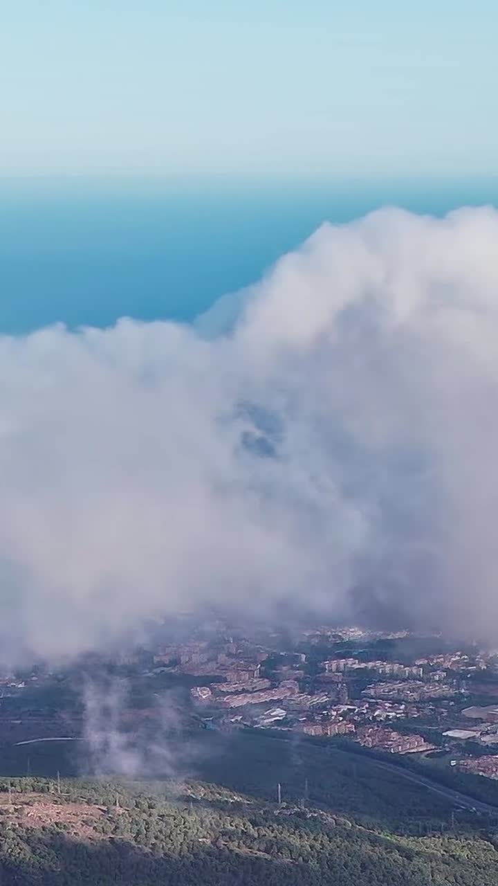 Skydække over Málaga, Spanien med havet i baggrunden