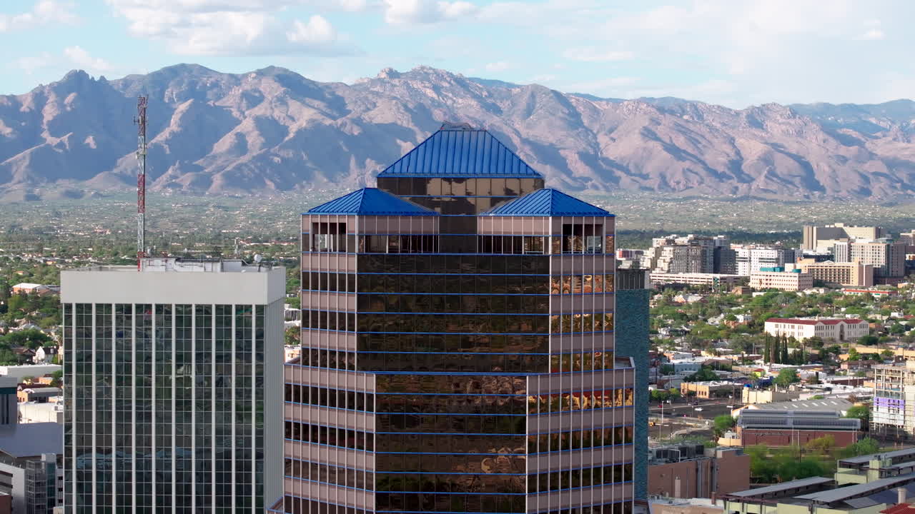 vista aérea de un edificio en el centro de tucson, az con las montañas en el fondo