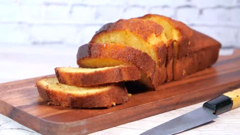 pastel de pan en rebanadas en una tabla de madera