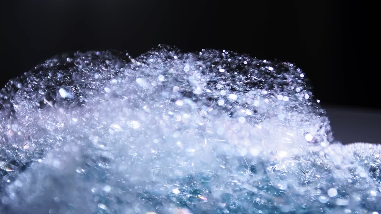 무지개 반사가 있는 사실적인 투명한 비누 거품