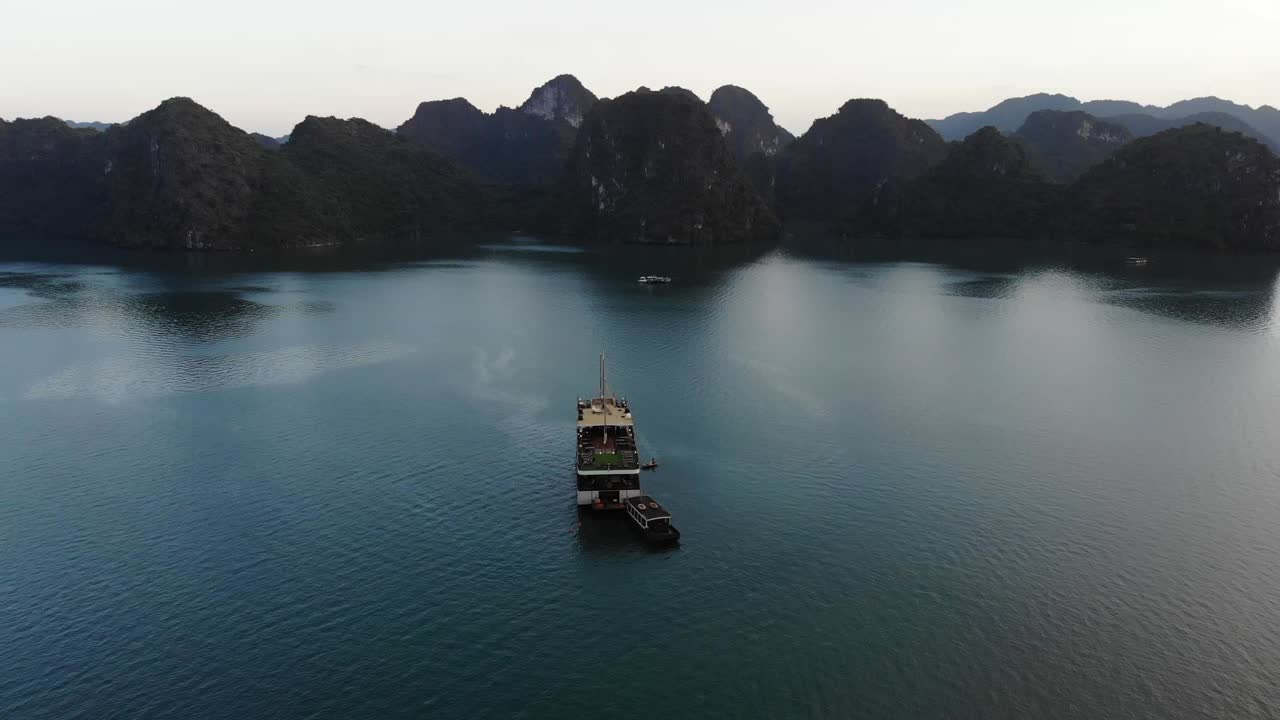 vista aérea de drones del océano y las islas de piedra caliza de la bahía de halong vietnam