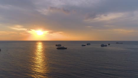 Sonne-über-Schiffen,-Eine-Strahlende-Maritime-Szene