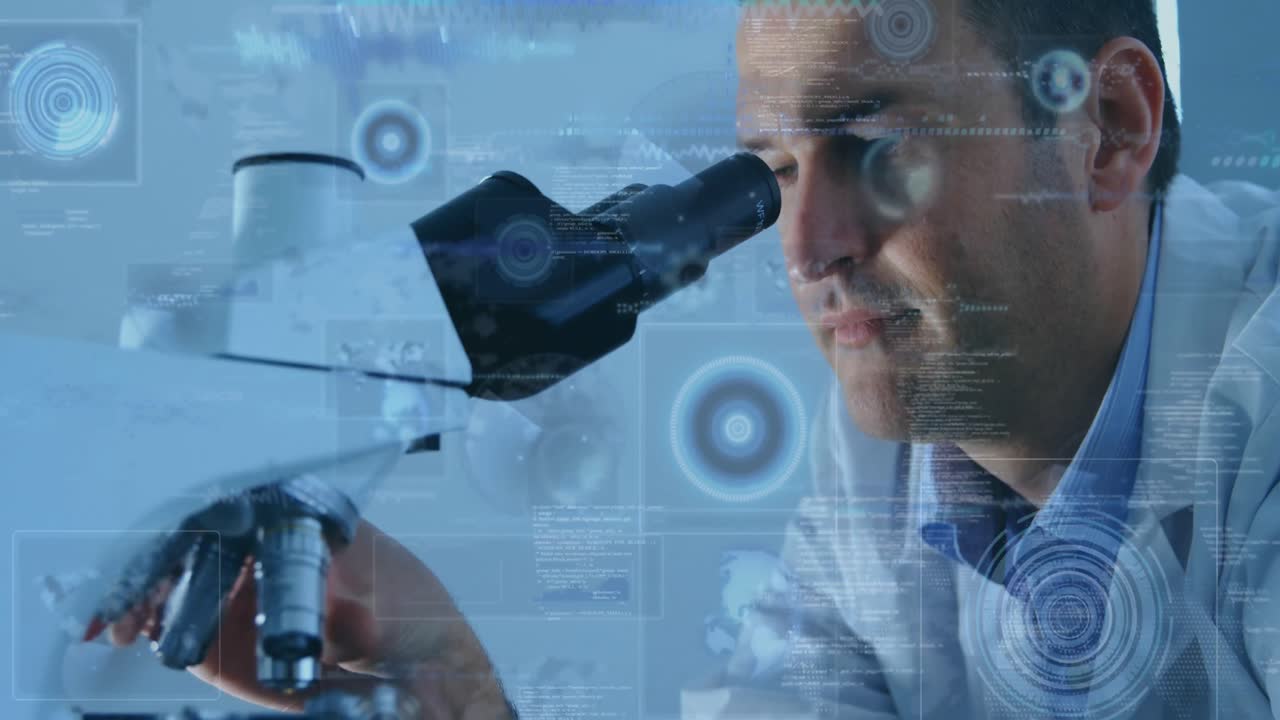 animación de escaneos y procesamiento de datos en pantallas sobre científico masculino con microscopio