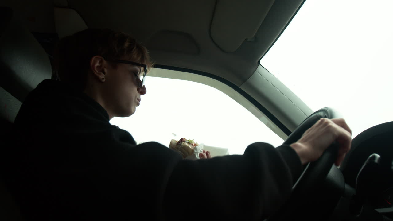 짧은 머리카락을 가진 소녀가 밴을 운전하고 있습니다.